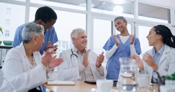 Γέροντας Συνάντηση Και Γιατροί Γιορτή Χειροκροτήματα Και Ενθουσιασμένοι Για Την — Αρχείο Βίντεο