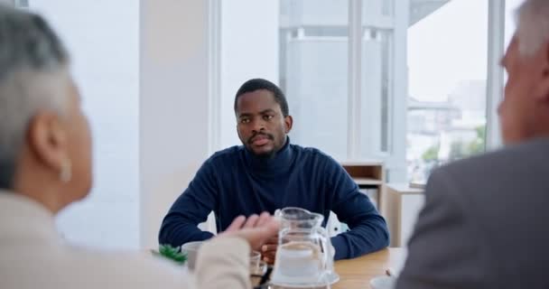 客户会商 商民洽谈投资交易 B2B合同或公司收购 人力资源 招聘和听取人力资源经理面试的黑人男子 — 图库视频影像
