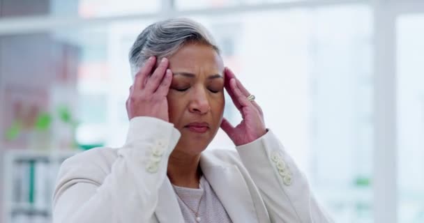 Starsza Kobieta Ból Głowy Stres Długach Wypalenie Lub Niepokój Powodu — Wideo stockowe