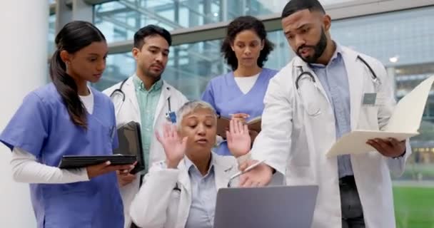 Enojado Portátil Médicos Con Jefe Reunión Con Fracaso Crisis Discusión — Vídeos de Stock
