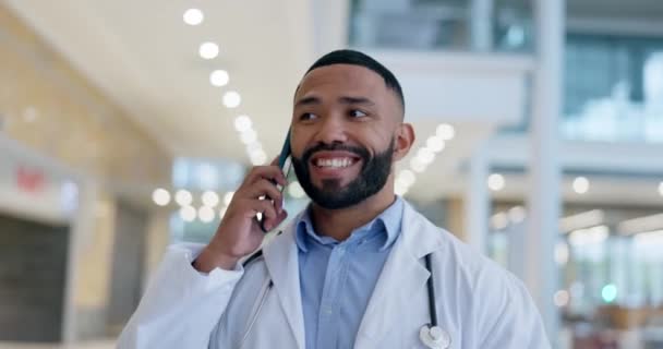 Telefonsamtal Glad Och Läkare Promenader Sjukhuskorridor Talar Mobil Konversation För — Stockvideo