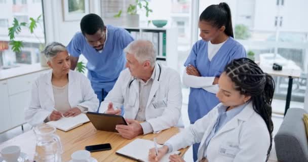 Las Personas Médico Equipo Trabajo Reunión Tableta Para Estrategia Salud — Vídeos de Stock