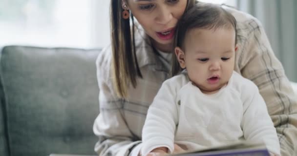 Crescimento Bebê Mãe Lendo Livro Para Aprendizagem Educação Narrativa Criativa — Vídeo de Stock
