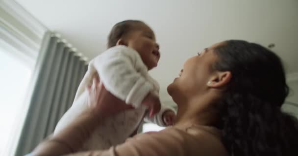 Baby Luft Und Glückliche Familienmutter Spielen Spiel Spaß Haben Und — Stockvideo