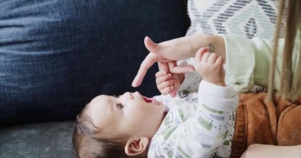 Entspannen Sie Baby Hände Und Familieneltern Beim Spielen Verbinden Sie — Stockvideo