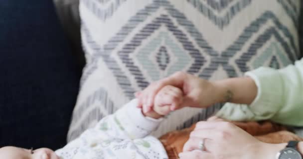 Baby Hand Hand Gelukkige Familie Moeder Spelen Spel Plezier Hebben — Stockvideo