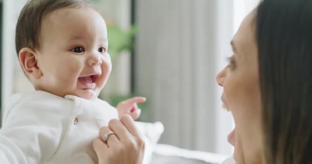 Spielen Lachen Oder Mutter Mit Baby Hause Für Ein Spiel — Stockvideo