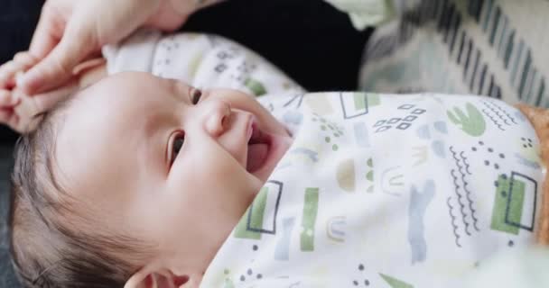 Lachendes Baby Händchenhalten Und Familienelternspiel Spaß Haben Und Lustige Witze — Stockvideo