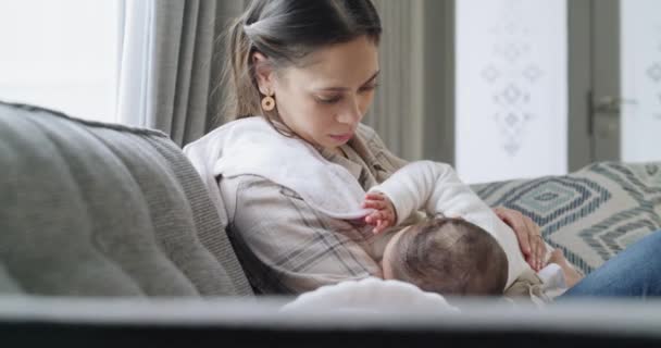 Dormir Casa Mãe Com Bebê Cuidado Dos Pais Sofá Sala — Vídeo de Stock