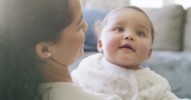 Happy Love Moeder Die Een Band Hebben Met Haar Baby — Stockvideo