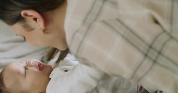 Baby Neus Gelukkige Familie Moeder Spelen Spel Veel Plezier Genieten — Stockvideo