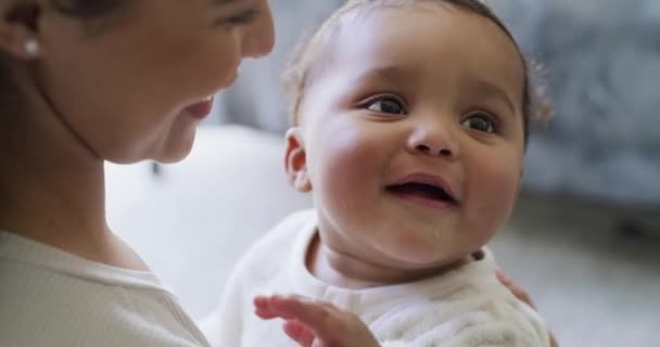 Μωρό Μου Κλείσε Μάτια Και Αντιμετώπισε Μαμά Και Χαμογέλα Ένα — Αρχείο Βίντεο