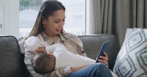 Mor Barn Och Telefon Soffan Sms Och Läsa Sociala Nätverk — Stockvideo