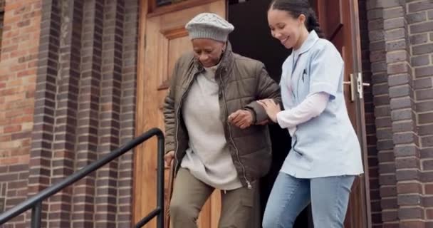 Escaleras Enfermera Senior Mujer Con Apoyo Ayuda Aire Libre Con — Vídeos de Stock