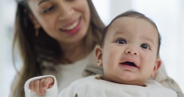 Baby Nahaufnahme Und Sprechen Mit Mama Und Lächeln Einem Familienhaus — Stockvideo