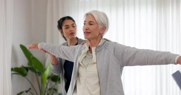Fysiotherapie Vrouw Evenwicht Senior Patiënt Met Ondersteuning Hulp Kliniek Lichaam — Stockvideo