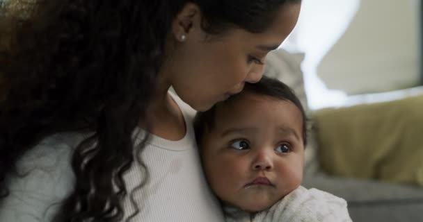 Tenang Cinta Dan Ikatan Ibu Dengan Bayinya Ruang Tamu Rumah — Stok Video