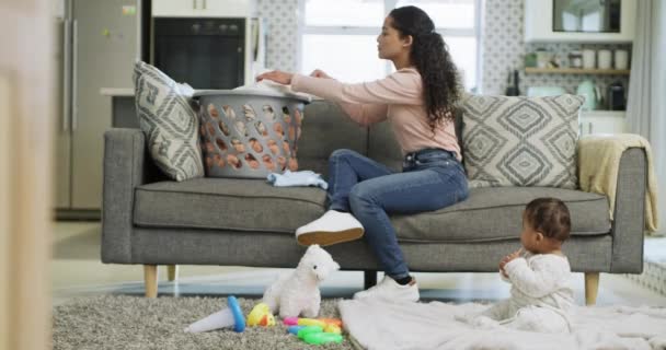 Moeder Mand Vouwkleding Bank Met Baby Vloer Spelen Familie Huis — Stockvideo