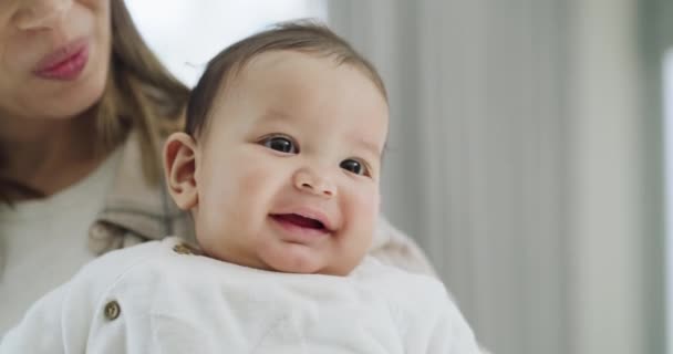 Bebê Close Rir Com Mãe Sorrir Uma Casa Família Sentindo — Vídeo de Stock