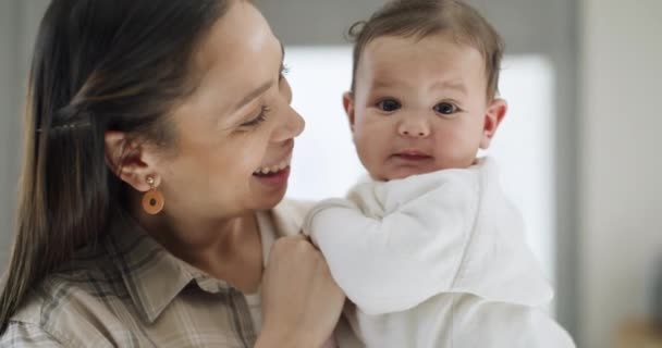 Bebê Bonito Close Rosto Com Mãe Sorrir Uma Casa Família — Vídeo de Stock