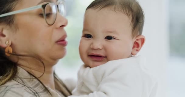 Baby Close Gezicht Kus Met Mama Glimlach Een Ouderlijk Huis — Stockvideo