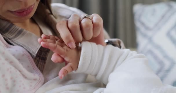Borstvoeding Thuis Moeder Met Baby Hand Hand Bank Van Woonkamer — Stockvideo