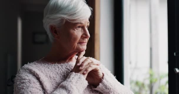 Senior Mulher Cara Pensamento Por Janela Aposentadoria Para Esperança Sonho — Vídeo de Stock