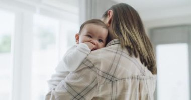 Anne, çocuk gelişimi için sevgi, ilgi ya da kaliteli zaman için bebeği evde öp ya da kucakla. Anne, bağ ya da bekar ebeveyn, çocuğa destek, güven ya da konfor için sarılır..