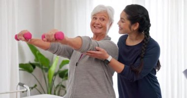 İyileşme sürecinde üst düzey mutlu kadın, halter ya da fizyoterapist danışmanlığı, hizmet ve emeklilik desteği. Fizyoterapi, kol egzersizi ya da yaşlı hastaya antrenmanda yardım eden biri..