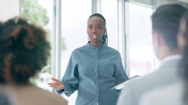 İş, koçluk ve seminerde tabletli siyah kadın beyin fırtınası ve danışmanlık eğitimi. Atölye, öğretim ve motivasyon, lider ve ekip strateji, planlama ve personel toplantısı
