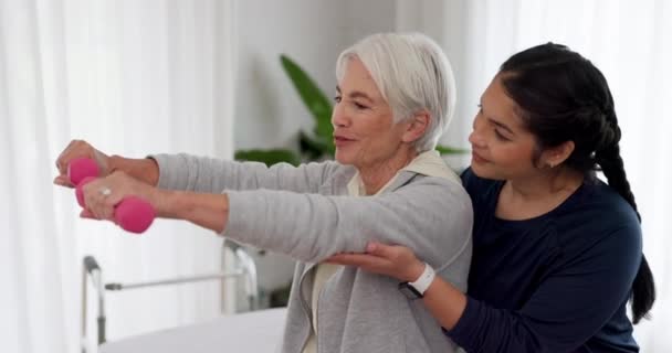 护士和哑铃与老年患者一起在养老院进行理疗 锻炼或锻炼 帮助老年人护理 举重或健康身体的女医生护理人员或私人教练 — 图库视频影像