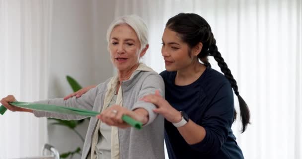 Donna Infermiera Fascia Elastica Nella Cura Degli Anziani Fitness Fisioterapia — Video Stock