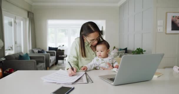 Μητέρα Μωρό Και Γράψιμο Εργασία Από Γραφείο Στο Σπίτι Laptop — Αρχείο Βίντεο