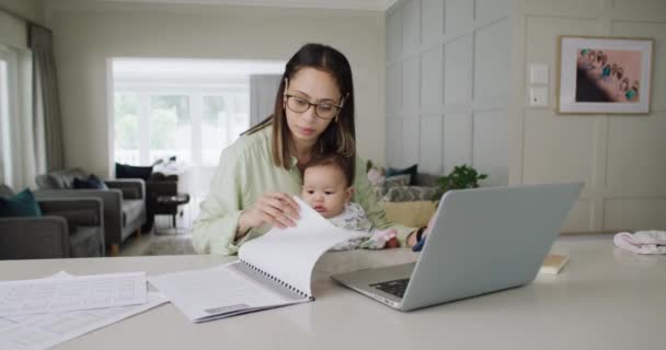 Ibu Bayi Dan Dokumen Dengan Pekerjaan Dari Kantor Rumah Laptop — Stok Video