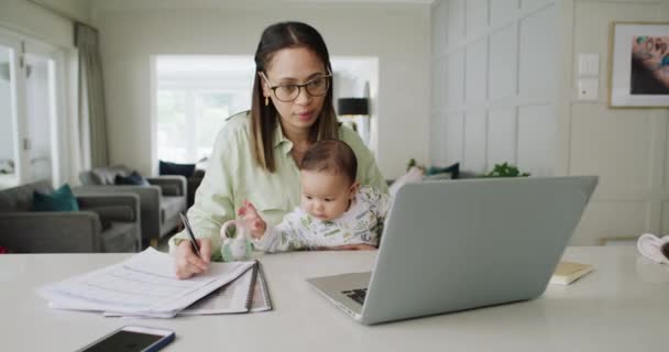 Μαμά Μωρό Και Φορητό Υπολογιστή Δουλειά Από Γραφείο Στο Σπίτι — Αρχείο Βίντεο