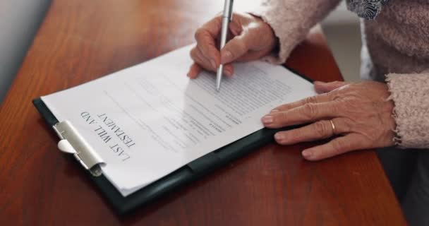 シニアの女性 執筆者は 退職または生命保険の書類や証明書を机の上に置きます テーブルの上の書類 フォームまたは法的申請を読んだり充填したりする高齢女性の人物のクローズアップ — ストック動画