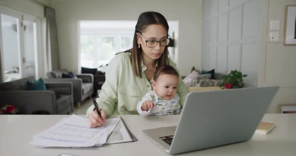 Matka Niemowlę Pisanie Pracy Biura Domowego Laptopa Lub Opieki Pisania — Wideo stockowe