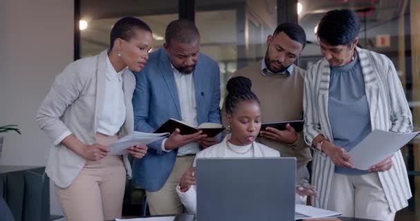 辅导和黑人妇女与商人一起使用笔记本电脑 以获得入职建议 头脑风暴和想法 与团队 教学和激励一起工作的招聘 领导和女商人 — 图库视频影像
