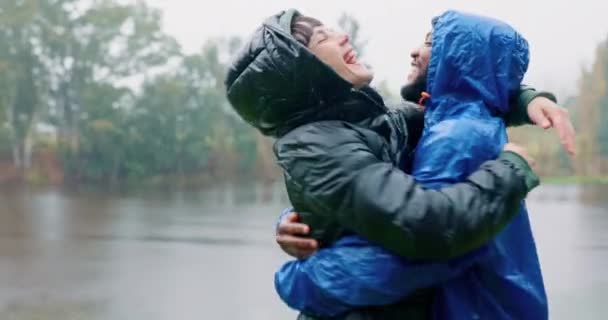 Hiking Love Interracial Couple Hugging Rain While Outdoor Nature Together — Stock Video