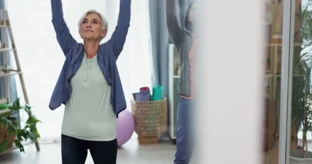 Yoga Senior Vrouw Ademhaling Beweging Klasse Ontspanning Spirituele Training Training — Stockvideo