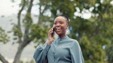 Siyahi kadın, iş için telefon, parkta yürümek, iletişim kurmak ve açık havada gülümseyerek sohbet etmek. Cep telefonu, ağaçlar ve sabah işe gidip gelme konusunda tartışan mutlu iş kadını..