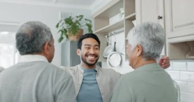 Aile, kucaklaşma ve yetişkin oğullu yaşlı ebeveynler evlerinde sevgi, ilgi ve bağlılık anı için oturma odasında. Sevgi, kucak ve kucaklaşma. Yaşlı anne ve babaya sarılma. Mutlu ve keyifli bir sohbet..