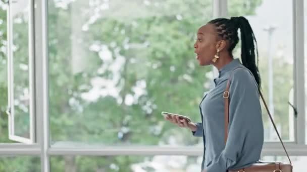 Entrevista Teléfono Llegar Con Una Mujer Negra Negocios Caminando Sala — Vídeo de stock