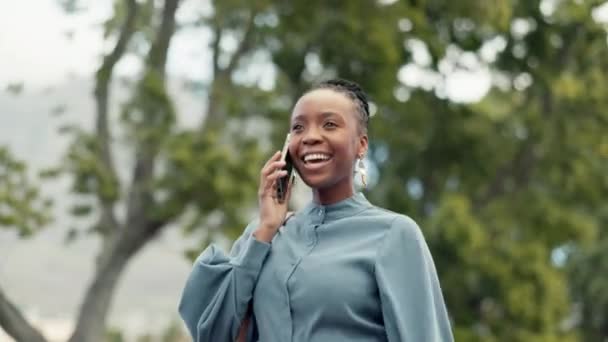 黒人女性 ビジネスのための電話 公園で歩く 笑顔でネットワーキングと屋外の会話 朝の通勤でのコミュニケーションのための携帯電話 ディスカッションを持つ幸せなビジネスマン — ストック動画