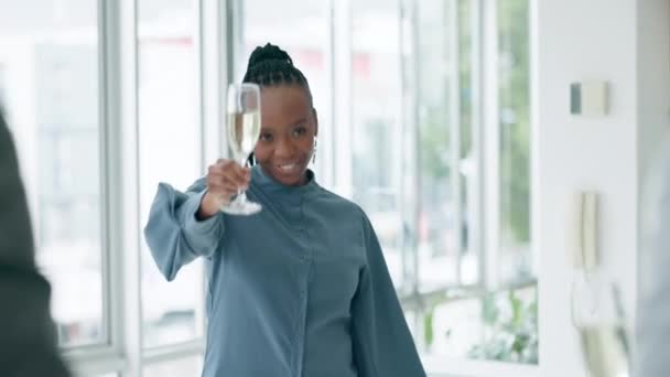 Sukces Toast Szampan Czarną Kobietą Biurze Imprezę Zwycięzcę Ofertę Partnerstwo — Wideo stockowe