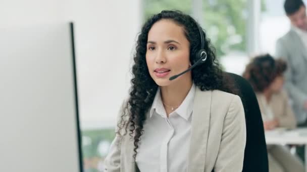 呼叫中心 客户服务和在办公室里说话的妇女 寻求帮助 建议和电脑咨询 电话推销 商人和妇女为联系 支持和沟通而交谈 — 图库视频影像