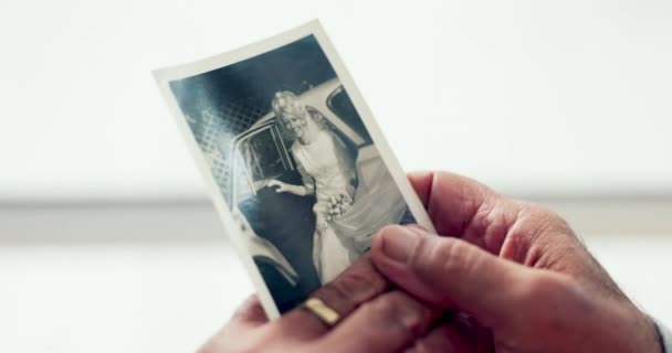 Huzurevindeyken Geçmişi Düşünen Bir Ihtiyarla Fotoğraf Anılar Yaşiı Bir Yetişkinin — Stok video