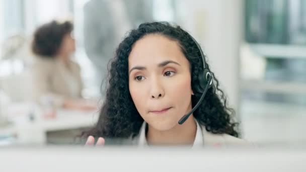 Çağrı Merkezi Müşteri Desteği Ofisteki Kadın Bilgisayarda Yardım Tavsiye Danışmanlık — Stok video