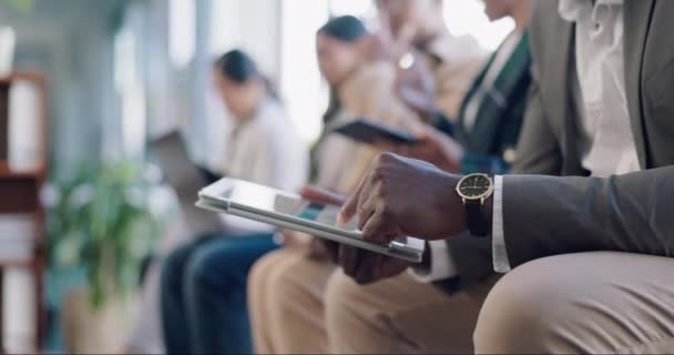 Atölye Tableti Eller Ofis Sunumunda Öğrenim Fuarında Çalışma Personelinin Çalışma — Stok video