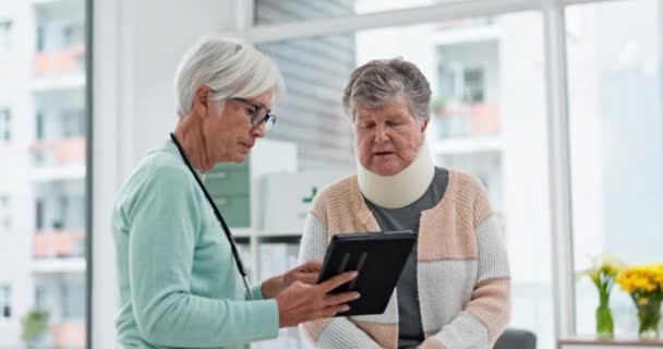 医生与结果 病人和颈部受伤或与平板电脑交谈关于X光 数据或报告医疗咨询 老年妇女 护士和与医务工作者或专家会面时的建议 — 图库视频影像